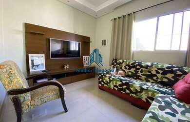 Imagem: A casa possui 3 Dormitórios, 2 Banheiros, 2 Vagas na garagem