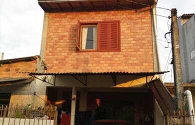 Imagem: A casa possui 1 Dormitório, 1 Banheiro, 1 Vaga na garagem