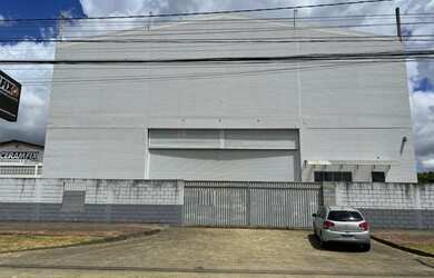 Imagem: O depósito possui 4 Vagas na garagem e 1300m² de Área e está