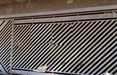 Imagem: A casa possui 2 Dormitórios, 1 Banheiro, 2 Vagas na garagem