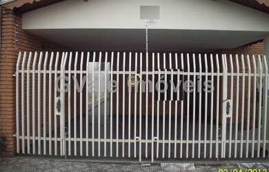 Imagem: A casa possui 3 Dormitórios, 1 Banheiro, 2 Vagas na garagem