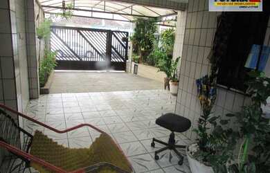 Imagem: A casa possui 4 Dormitórios, 4 Banheiros, 2 Vagas na garagem