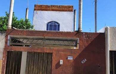 Imagem: A casa possui 3 Dormitórios, 2 Banheiros, 1 Vaga na garagem