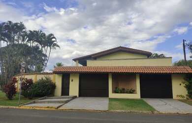 Imagem: A casa em condomínio possui 5 Dormitórios, 5 Banheiros, 857m²