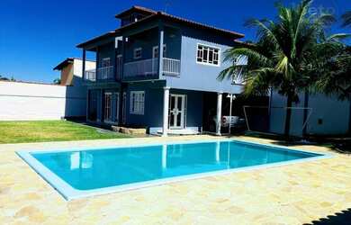 Imagem: A casa possui 4 Dormitórios, 2 Banheiros, 2 Vagas na garagem