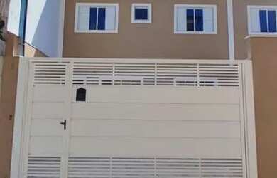 Imagem: A casa possui 2 Dormitórios, 1 Banheiro, 2 Vagas na garagem