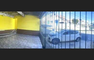 Imagem: A casa possui 3 Dormitórios, 1 Banheiro, 2 Vagas na garagem