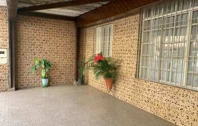 Imagem: A casa possui 4 Dormitórios, 2 Banheiros, 3 Vagas na garagem