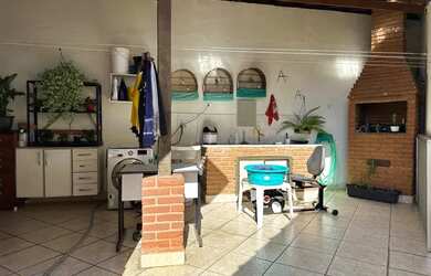 Imagem: A casa possui 3 Dormitórios, 3 Banheiros, 3 Vagas na garagem