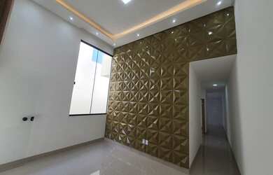 Imagem: A casa possui 3 Dormitórios, 2 Banheiros, 2 Vagas na garagem