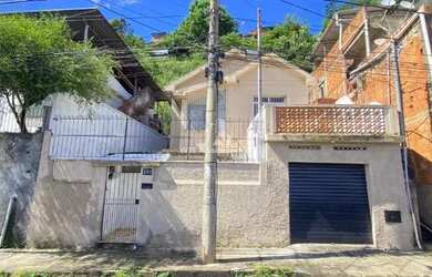 Imagem: A casa possui 3 Dormitórios, 1 Banheiro, 1 Vaga na garagem