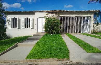 Imagem: A casa possui 4 Dormitórios, 2 Banheiros, 4 Vagas na garagem