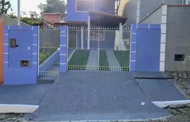 Imagem: A casa possui 3 Dormitórios, 1 Banheiro, 2 Vagas na garagem