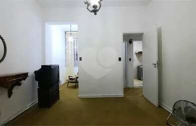 Imagem 9: Oportunidade Excepcional no Coração de Copa! Há uma quadra da praia..