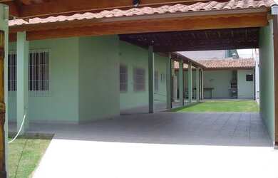 Imagem: A casa possui 4 Dormitórios, 3 Banheiros, 4 Vagas na garagem