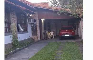 Imagem: A casa possui 3 Dormitórios, 1 Banheiro, 3 Vagas na garagem