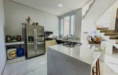 Imagem: A casa possui 2 Dormitórios, 2 Banheiros, 2 Vagas na garagem