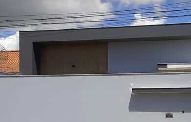 Imagem: A casa possui 3 Dormitórios, 3 Banheiros, 4 Vagas na garagem