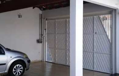 Imagem: A casa possui 3 Dormitórios, 3 Banheiros, 3 Vagas na garagem