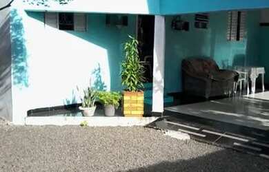 Imagem: A casa possui 2 Dormitórios, 1 Banheiro, 2 Vagas na garagem