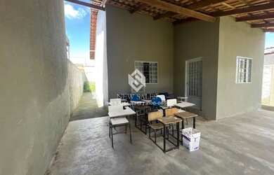 Imagem: A casa possui 2 Dormitórios, 2 Banheiros, 3 Vagas na garagem