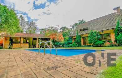 Imagem: A casa em condomínio possui 5 Dormitórios, 5 Banheiros, 500m²