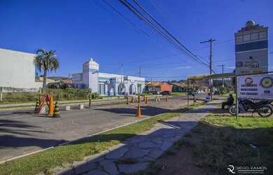 Imagem: A casa possui 2 Dormitórios, 2 Banheiros, 2 Vagas na garagem