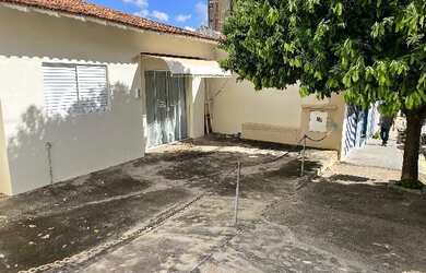 Imagem: A casa possui 2 Dormitórios, 1 Banheiro, 2 Vagas na garagem