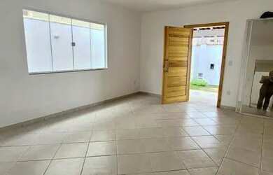 Imagem: A casa possui 3 Dormitórios, 2 Banheiros, 3 Vagas na garagem