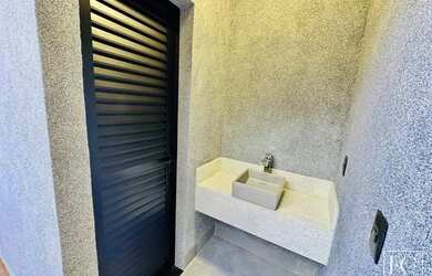 Imagem 15: Com uma fachada de tirar o fôlego, essa linda casa no Village Damha Rio...