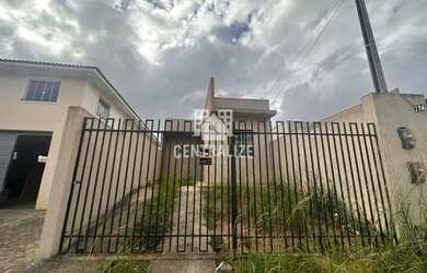 Imagem: A casa possui 2 Dormitórios, 1 Banheiro, 2 Vagas na garagem