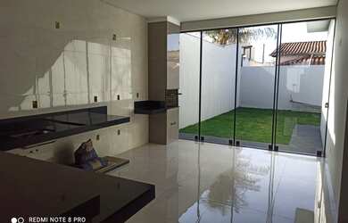 Imagem: A casa possui 3 Dormitórios, 2 Banheiros, 2 Vagas na garagem