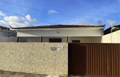 Imagem: A casa possui 3 Dormitórios, 2 Banheiros, 2 Vagas na garagem