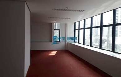 Imagem: O depósito possui 2 Vagas na garagem e 79m² de Área e está