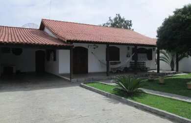 Imagem: A casa possui 4 Dormitórios, 3 Banheiros, 2 Vagas na garagem