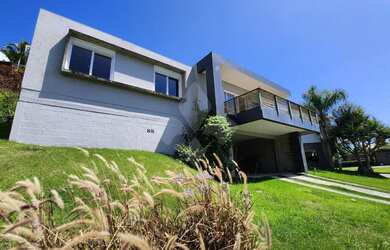 Imagem: A casa em condomínio possui 3 Dormitórios, 3 Banheiros, 2