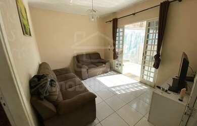 Imagem: A casa possui 1 Dormitório, 1 Banheiro, 4 Vagas na garagem