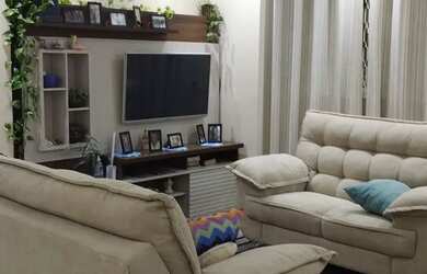 Imagem: A casa possui 2 Dormitórios, 2 Banheiros, 2 Vagas na garagem