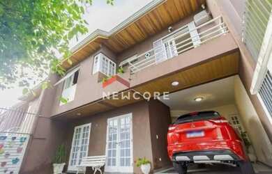 Imagem: A casa possui 3 Dormitórios, 3 Banheiros, 2 Vagas na garagem