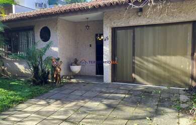 Imagem: A casa possui 3 Dormitórios, 3 Banheiros, 2 Vagas na garagem