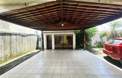 Imagem: A casa possui 3 Dormitórios, 4 Banheiros, 3 Vagas na garagem