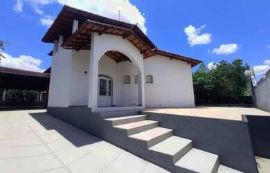 Imagem: A casa possui 3 Dormitórios, 3 Banheiros, 4 Vagas na garagem