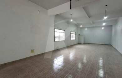 Imagem 4: Salão comercial com 1 banheiro, porta de aço e 1 vaga de garagem