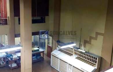 Imagem: O depósito possui 4 Vagas na garagem, 510m² de Área e está