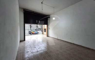 Imagem 2: Salão comercial com 1 banheiro, porta de aço e 1 vaga de garagem