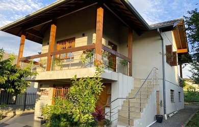 Imagem: A casa possui 3 Dormitórios, 3 Banheiros, 2 Vagas na garagem