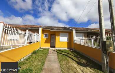 Imagem: A casa possui 2 Dormitórios, 1 Banheiro, 2 Vagas na garagem