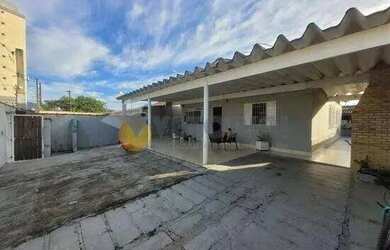 Imagem: A casa possui 3 Dormitórios, 2 Banheiros, 4 Vagas na garagem