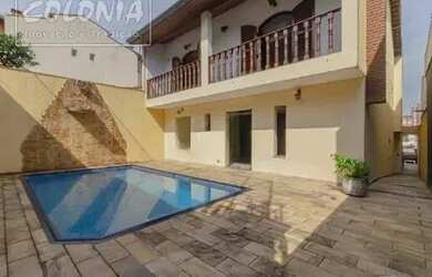 Imagem: A casa possui 5 Dormitórios, 1 Banheiro, 5 Vagas na garagem