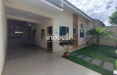 Imagem: A casa possui 3 Dormitórios, 1 Banheiro, 2 Vagas na garagem